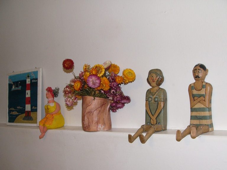 Buntes Arrangement aus Figuren und einer Blume in einem Topf .